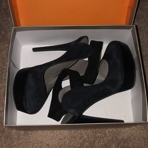 Levity pumps with leather detailing